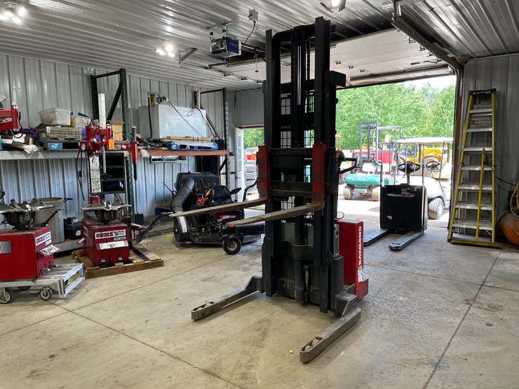 #6062-•-raymond-electric-pallet-stacker-image-20