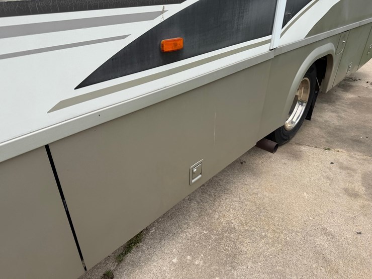 #1490-•-2001-winnebago-adventurer-image-16
