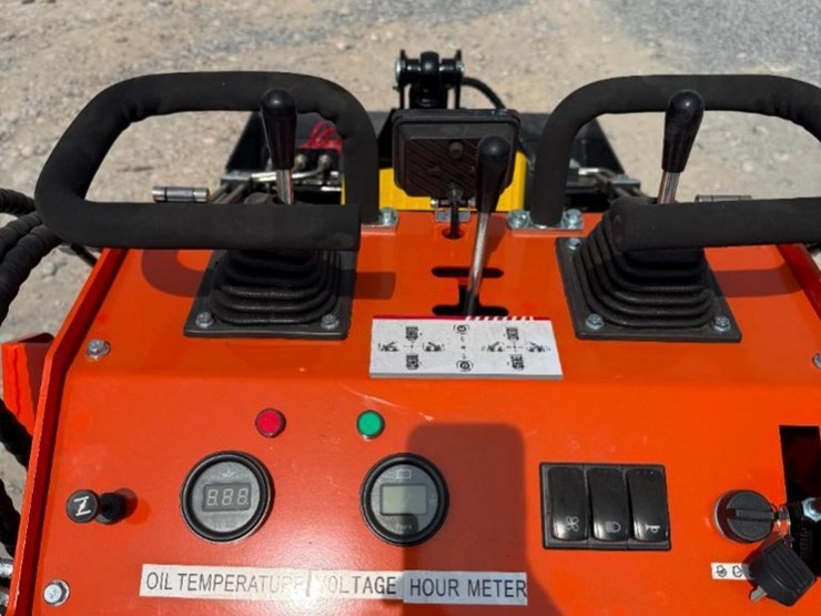 skid-steer-loader-ft36c,-electric-start,-open-operator-station-image-6