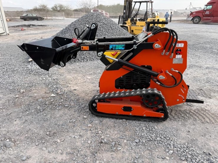 skid-steer-loader-ft36c,-electric-start,-open-operator-station-image-1