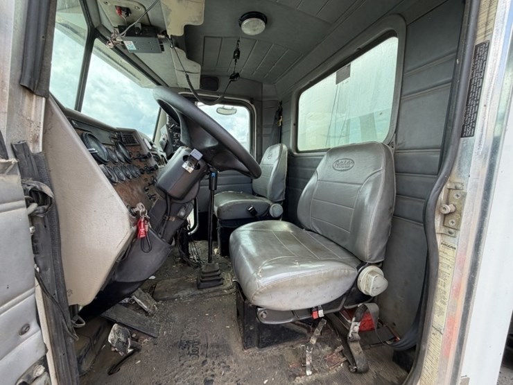 2002-peterbilt-330-image-23