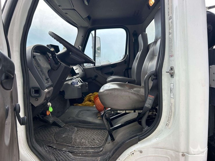 2009-freightliner-m2-106-image-13