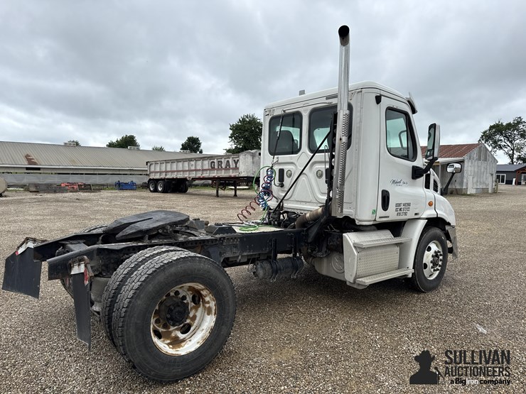 2011-freightliner-cascadia-truck-tractor-image-5