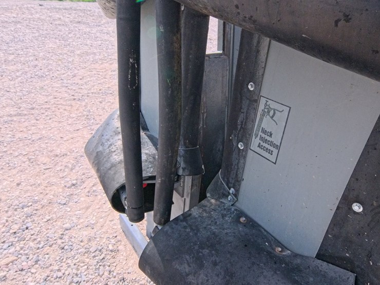 #1057-•-molly-mfg,-silencer-hydraulic-cattle-chute-image-13