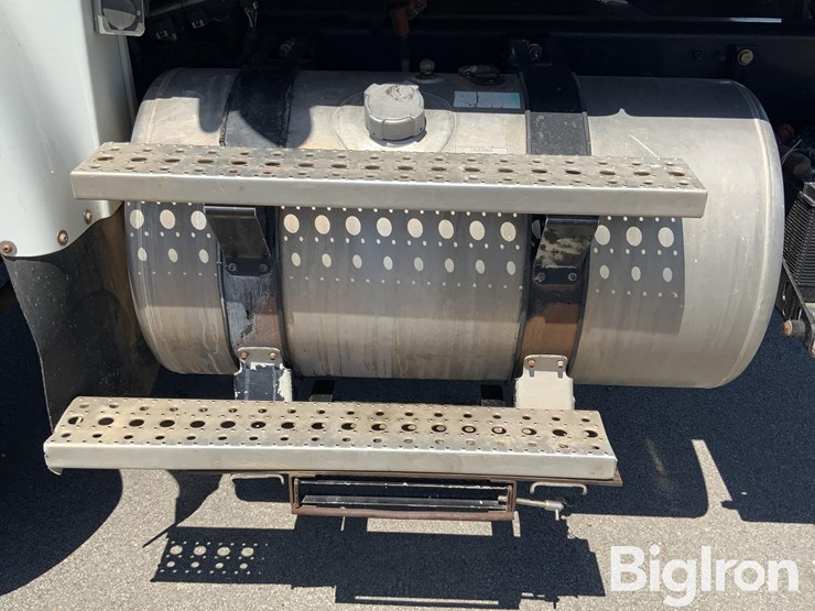 2010-freightliner-m2-106-image-16