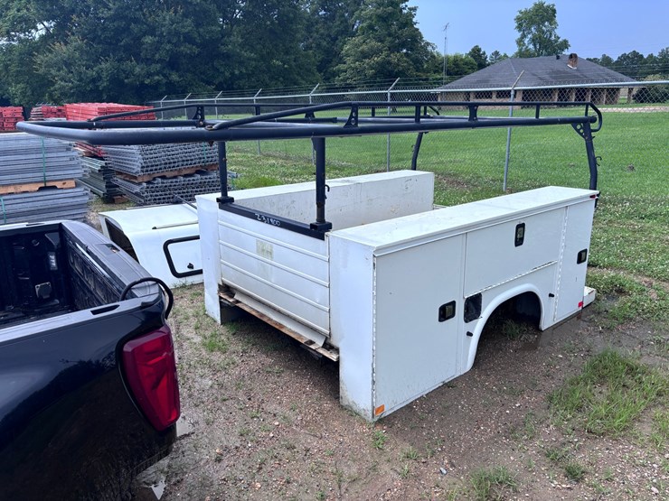 #31900-•-knapheide-utlity-bed-with-ladder-rack-image-1