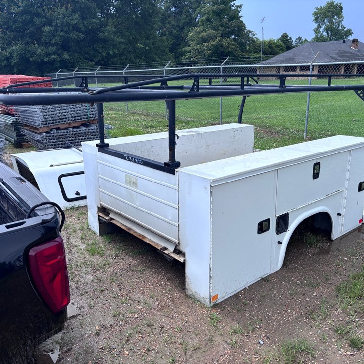 #31900 • KNAPHEIDE UTLITY BED WITH LADDER RACK