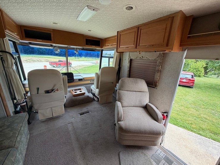 #1490-•-2001-winnebago-adventurer-image-121