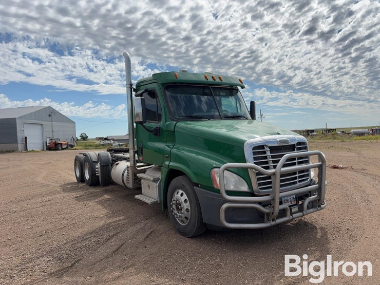 2015-freightliner-cascadia-125-image-3