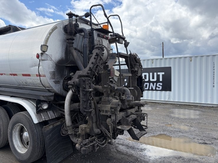 2002-peterbilt-330-image-20