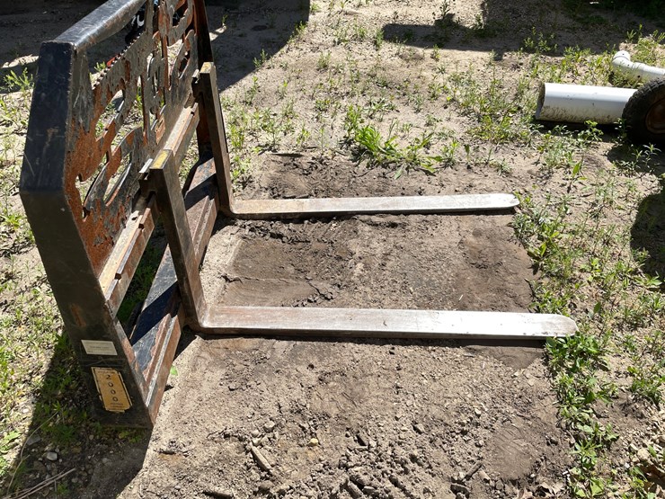 #7111-•-set-of-pallet-forks-image-4