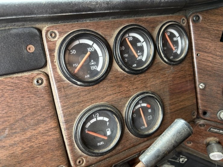 1992-freightliner-usf-1e-asphalt-distributor-truck-image-26