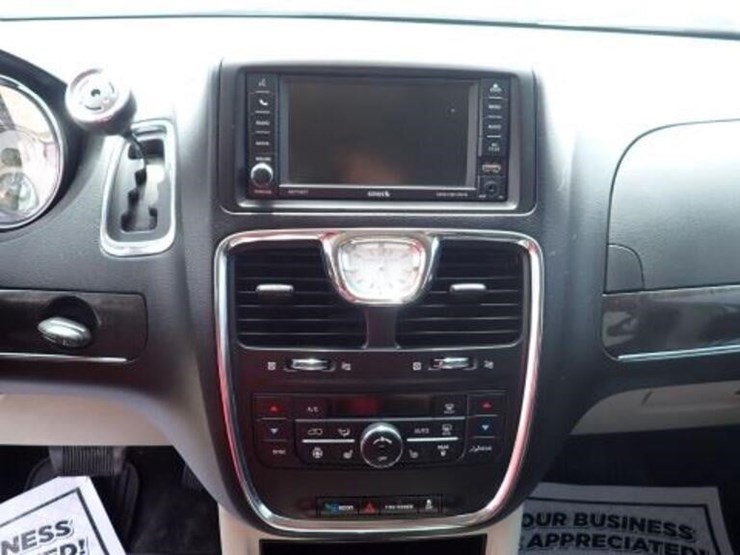 2016-chrysler-town-&-country-image-19
