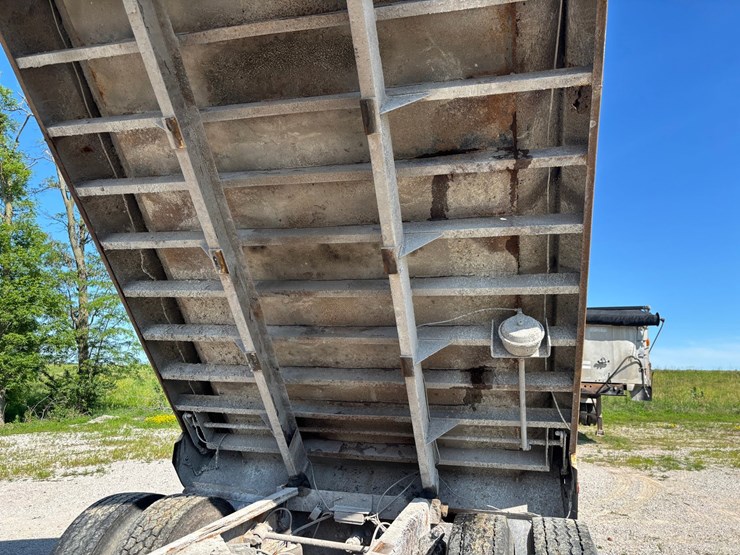 2000-freightliner-fl80-image-42