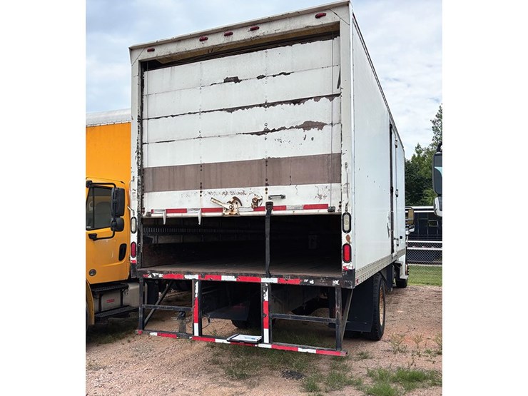 2012-freightliner-m2-106-image-2