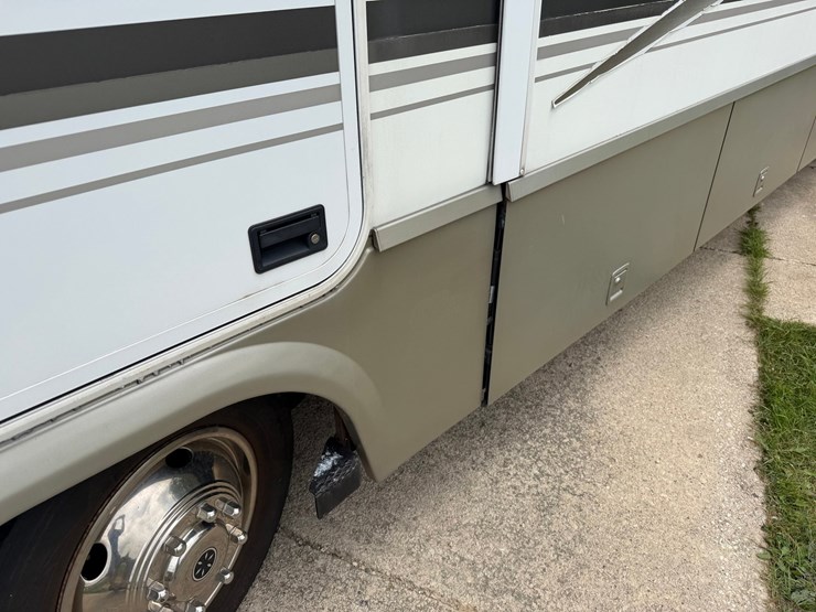 #1490-•-2001-winnebago-adventurer-image-12