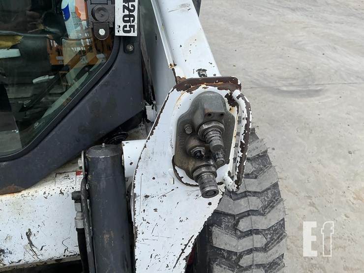2014-bobcat-s650-image-11