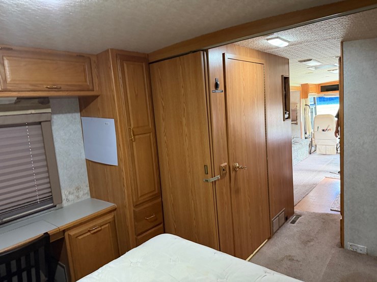 #1490-•-2001-winnebago-adventurer-image-96