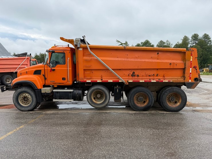 #1471-•-2003-mack-713v-granite-tri-axle-dump-truck-image-2