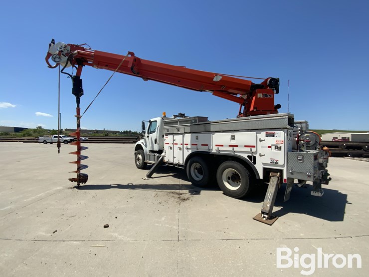2013-freightliner-m2-106-image-15