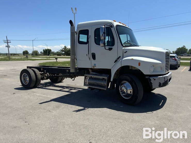 2010-freightliner-m2-106-image-3
