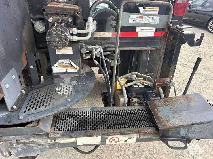 2009-freightliner-m2-106-image-26