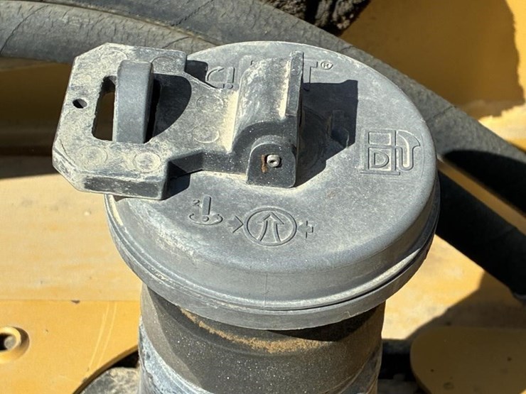 2022-caterpillar-430-image-14