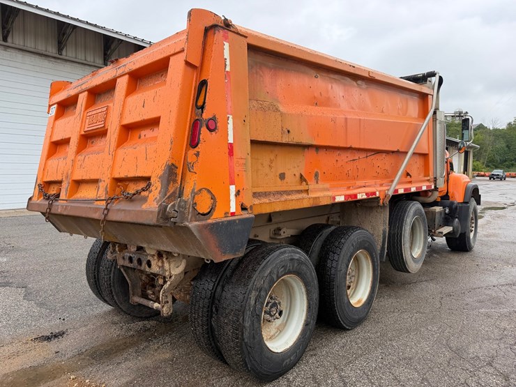 #1471-•-2003-mack-713v-granite-tri-axle-dump-truck-image-4