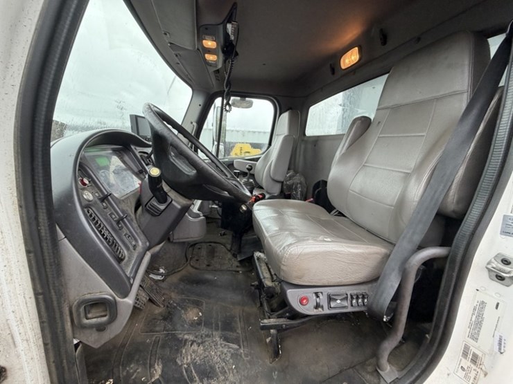 2018-freightliner-114sd-image-25