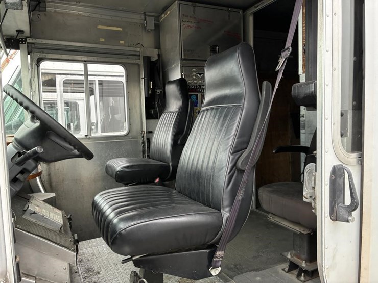 2008-workhorse-w62-image-21