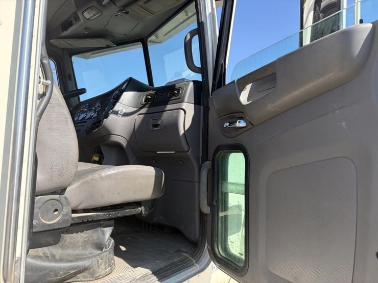 2015-peterbilt-365-image-14