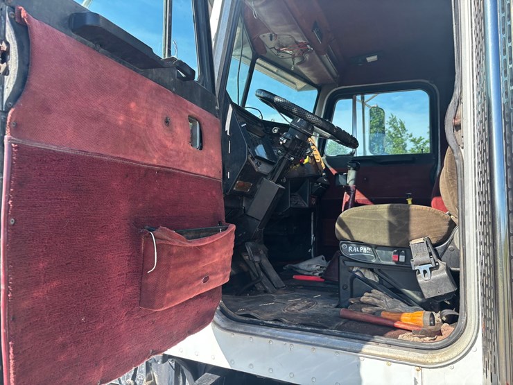 1988-peterbilt-377-image-42