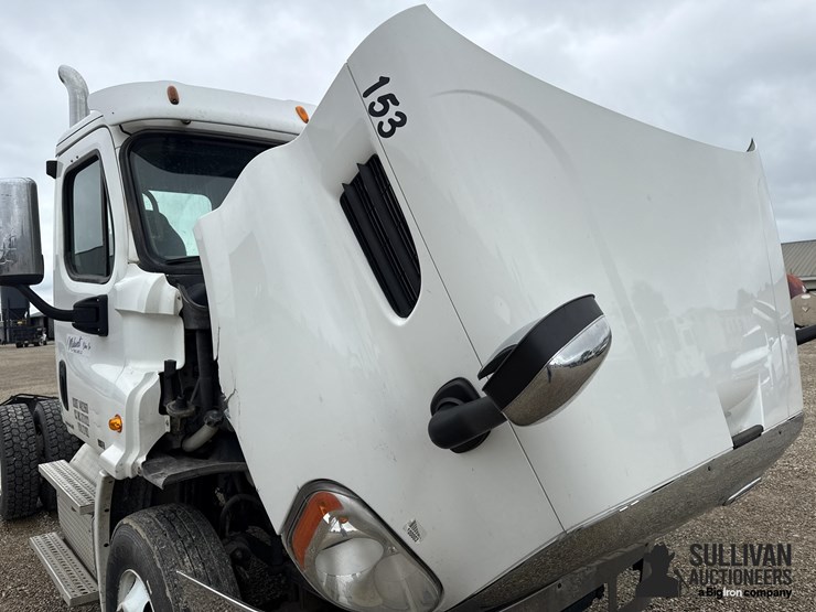 2011-freightliner-cascadia-truck-tractor-image-10