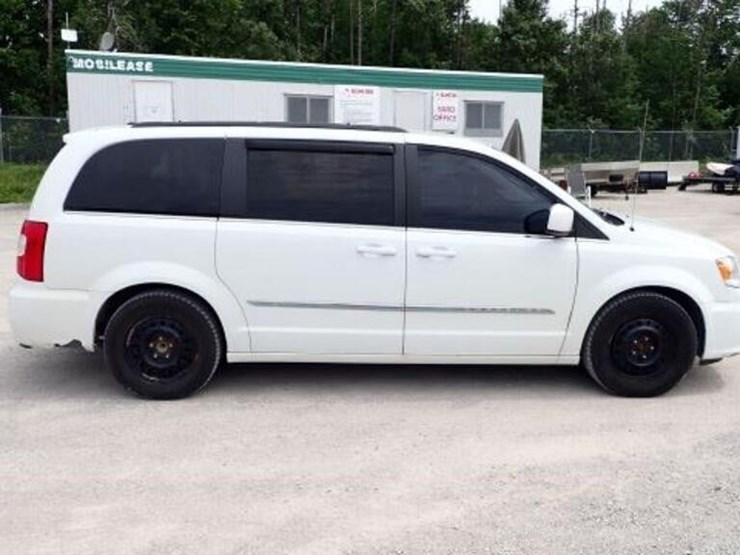 2016-chrysler-town-&-country-image-4