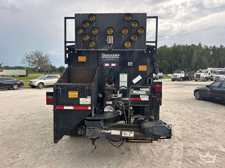2009-freightliner-m2-106-image-25