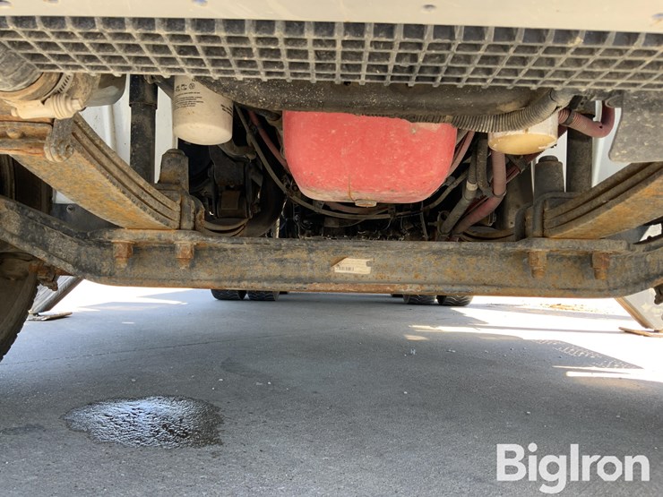 2013-freightliner-m2-106-image-19