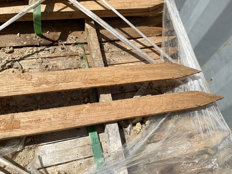 #7117-•-partial-pallet-of-wooden-landscaping-stakes-image-7