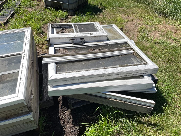 #7140-•-(2)-pallets-of-windows-and-(2)-doors-image-9