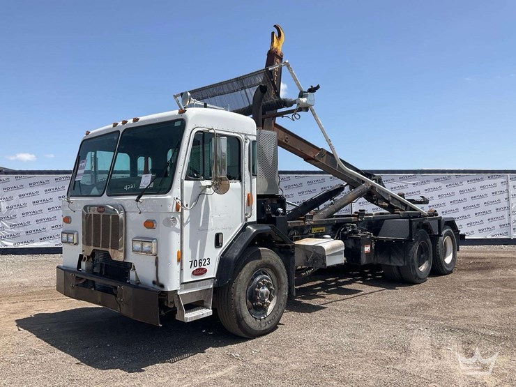 2015-peterbilt-320-image-1