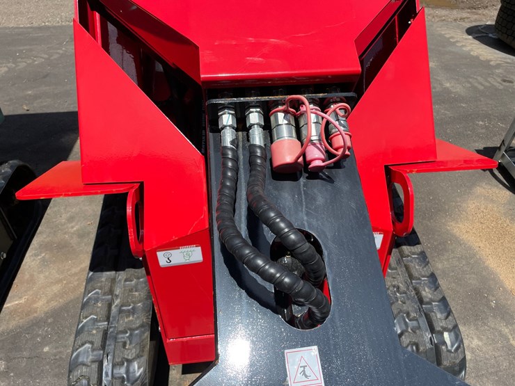 #6075-•-agt-tracked-loader-image-11
