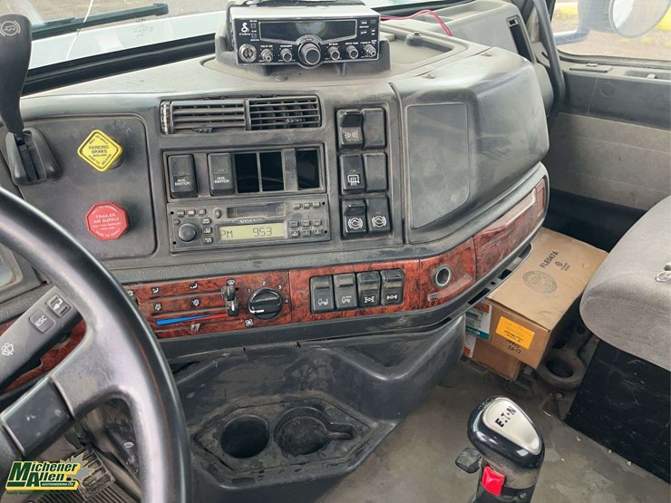 2001-volvo-vnl-t/a-day-cab-tractor-image-14