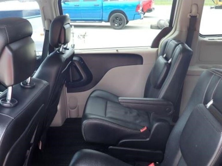 2016-chrysler-town-&-country-image-27