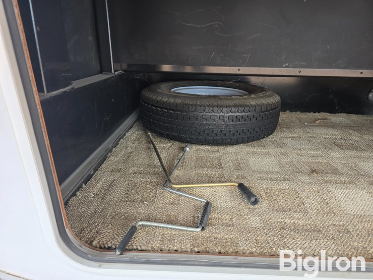 2014-forest-river-silverback-29refw-5th-wheel-camper-image-12