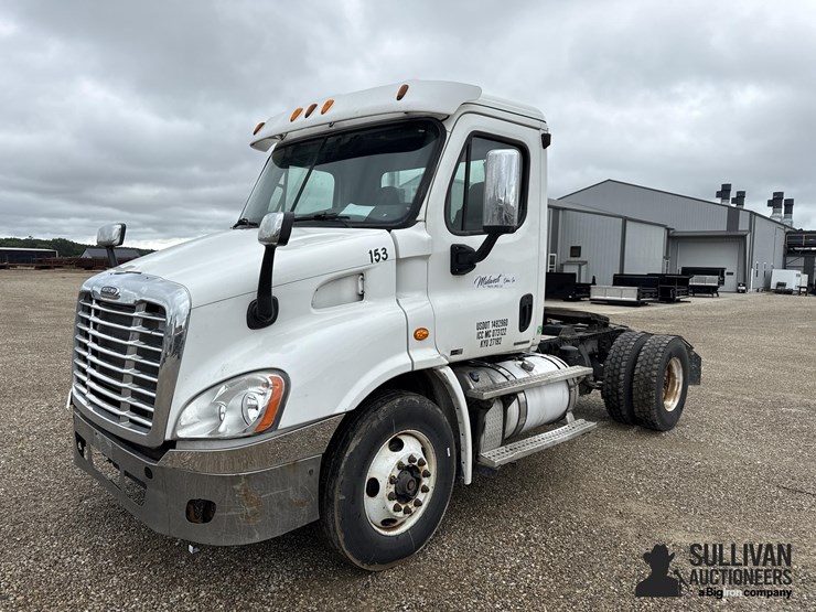 2011-freightliner-cascadia-truck-tractor-image-1