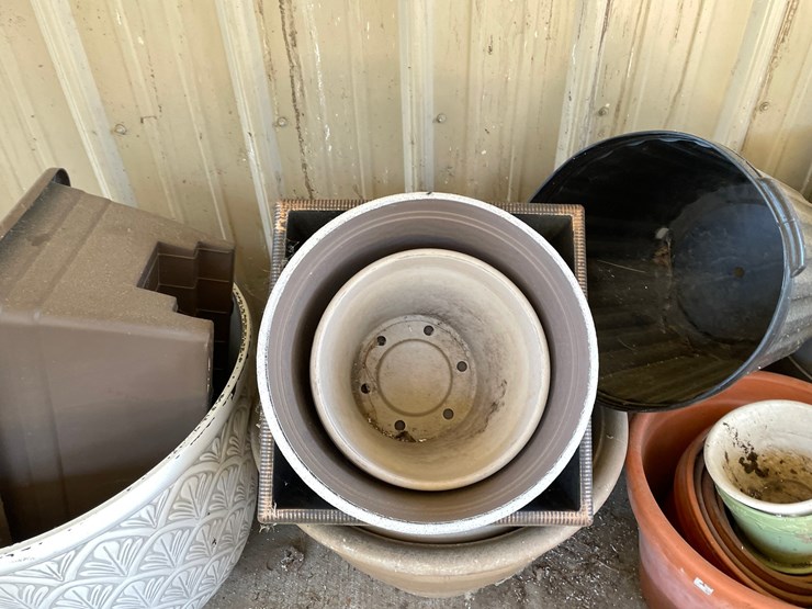#7175-•-assortment-of-lawn-and-garden-planters-image-8