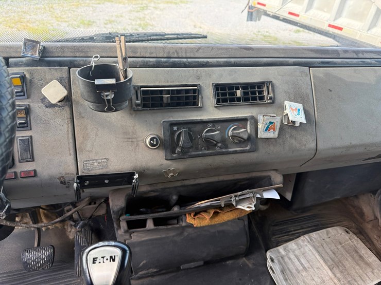 2000-freightliner-fl80-image-87