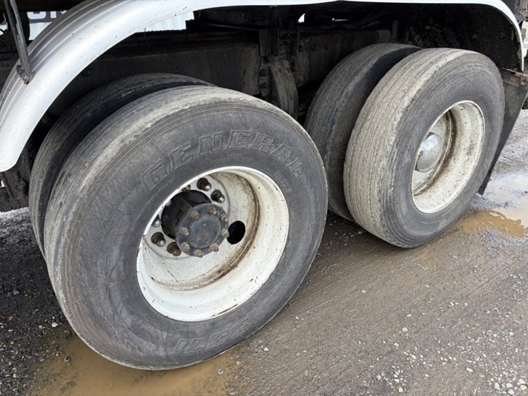 2002-peterbilt-330-image-16