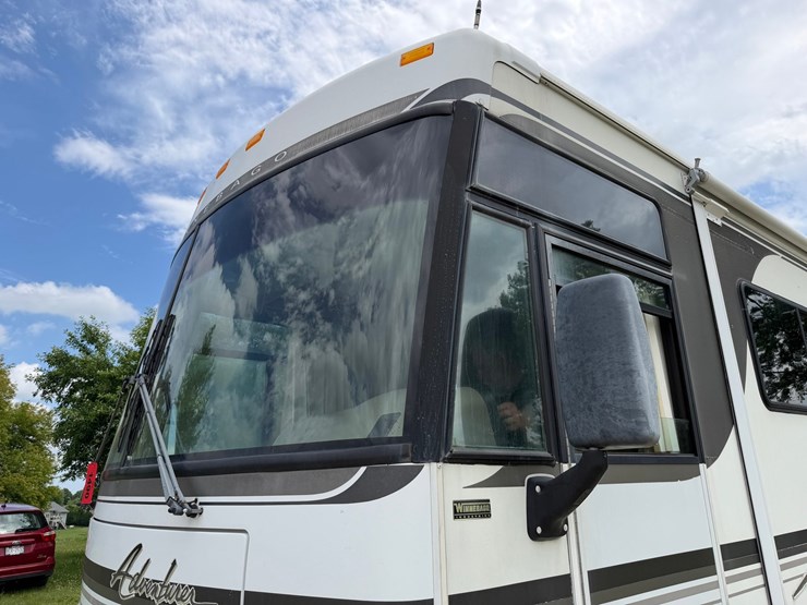 #1490-•-2001-winnebago-adventurer-image-11
