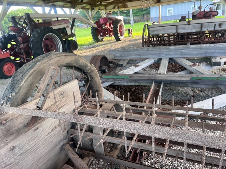 #5595-•-john-deere-wooden-draper-spreader-image-5