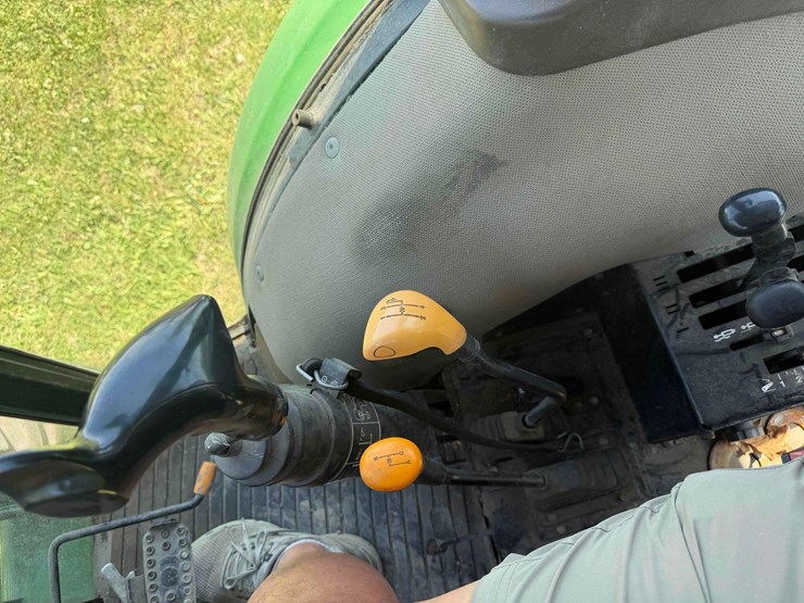 2011-john-deere-5101e-image-30
